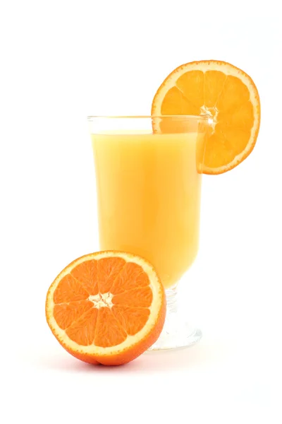 Jus d'orange en rijpe sinaasappelen — Stockfoto