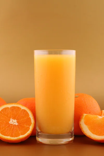 Orange juice on gold background — Stock Photo, Image