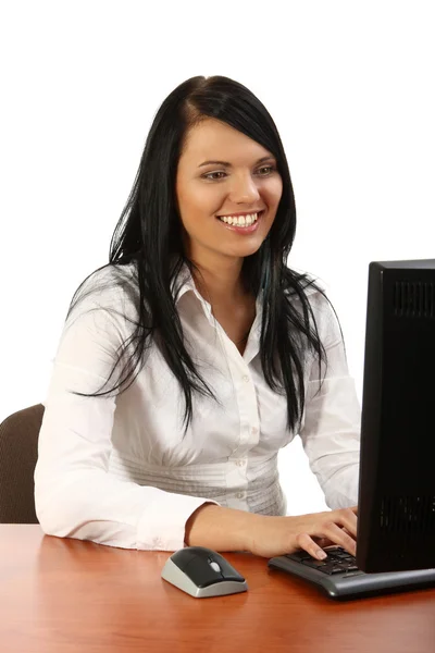 Lächelnde schöne Geschäftsfrau, die im Büro arbeitet — Stockfoto