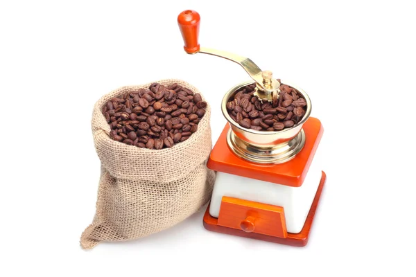 Kaffebönor och kvarn — Stockfoto