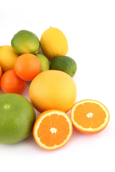Citrusfrukter - apelsiner, limefrukter, grapefrukter, citron och mandarin — Stockfoto