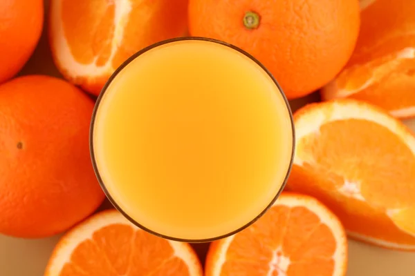 Orange juice and ripe oranges on background — Stock Photo, Image