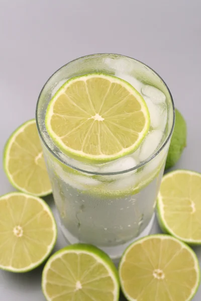 Lime drink és érett lime — Stock Fotó