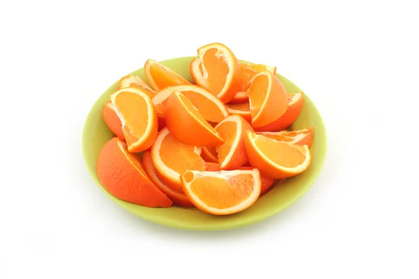Oranje segmenten en rijpe sinaasappelen — Stockfoto