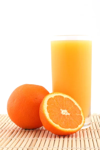 Apelsinjuice och mogna apelsiner — Stock fotografie