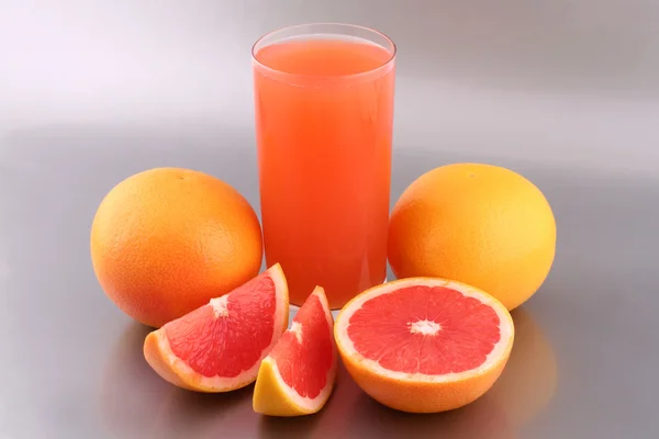 Grapefruit juice and ripe grapefruits — Stock Photo, Image