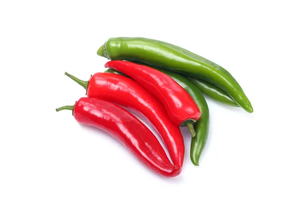 Grüne und rote Chilischoten — Stockfoto