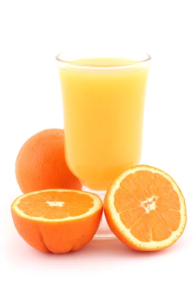 Apelsinjuice och mogna apelsiner Stockbild