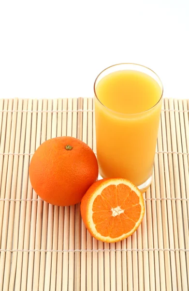 Orange juice and ripe oranges — Stock Photo, Image