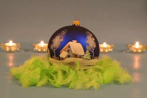 Χριστουγεννιάτικη μπάλα και φώτα — Φωτογραφία Αρχείου
