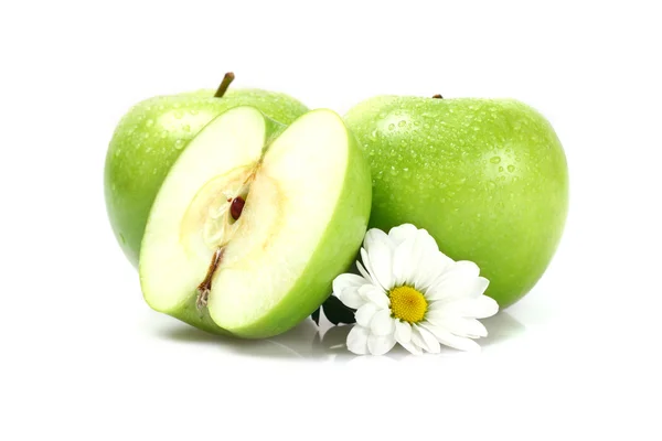 Zielone jabłka i kwiat na białym tle — Zdjęcie stockowe