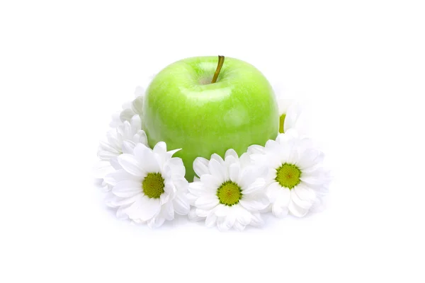 Green apple and flowers — Stock Photo, Image