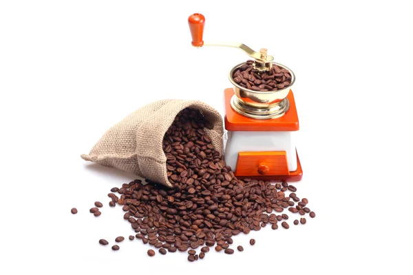 Kaffebönor och kvarnen på vit bakgrund — Stockfoto