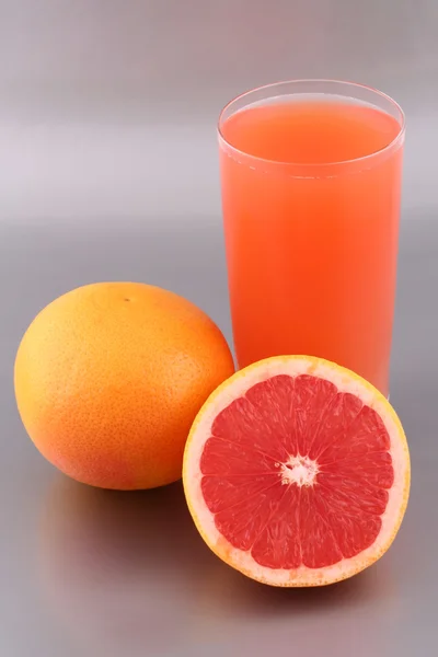 Grapefruitsap en rijpe grapefruits — Stockfoto