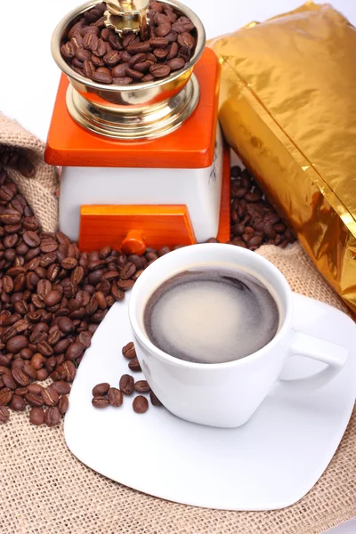 Xícara de café, feijão e moedor — Fotografia de Stock