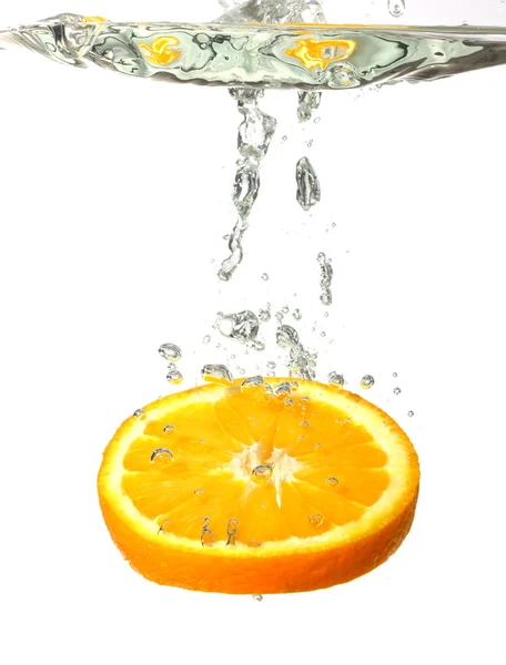 Polvilhando laranja na água — Fotografia de Stock
