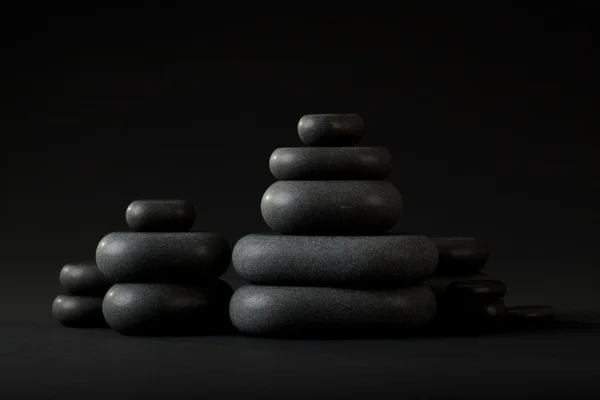 Чорні камені на чорному тлі — стокове фото