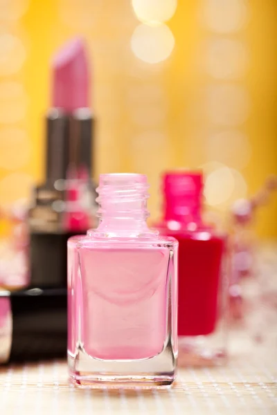 Kosmetika - nagellack och läppstift — Stockfoto