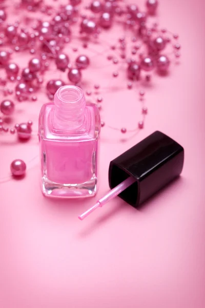 Verniz de unhas rosa sobre fundo rosa — Fotografia de Stock