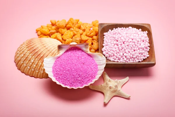 粉红色矿物质的温泉 — 图库照片