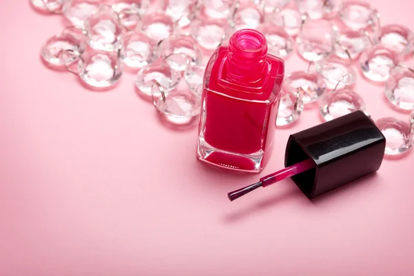 Röda nagellack på rosa bakgrund — Stockfoto