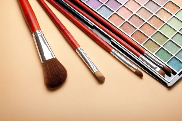 Göra upp penslar och ögonskuggor palette — Stockfoto