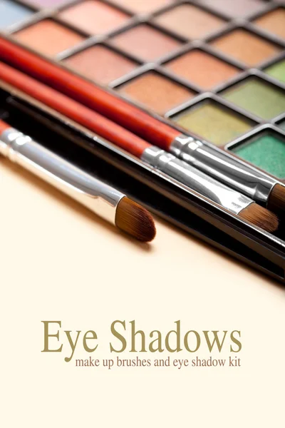 Maquiagem escovas e sombras paleta de olhos — Fotografia de Stock