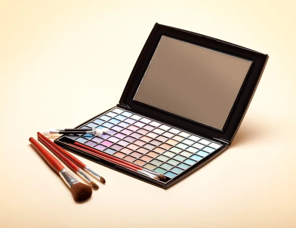 Paleta de sombras coloridas y pinceles de maquillaje —  Fotos de Stock