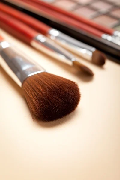 Maquiagem - pincéis e paleta de sombras de olhos — Fotografia de Stock