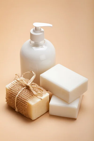 Fehér szappan - folyadék és bárok — Stock Fotó