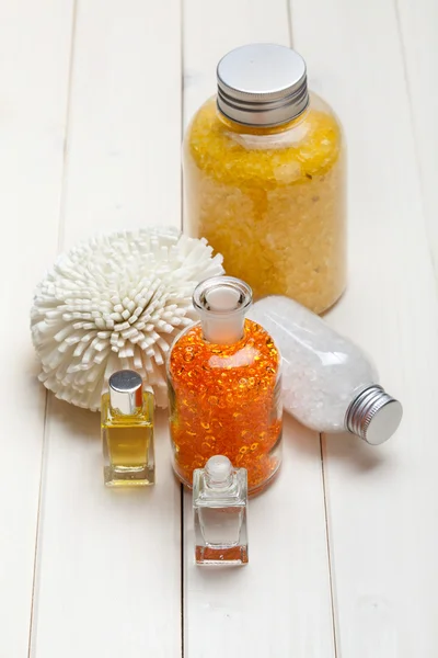Sól do kąpieli pomarańczowy i olejek eteryczny — Zdjęcie stockowe
