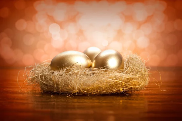 Velikonoční vajíčka - zlatá vejce v hnízdě — Stock fotografie
