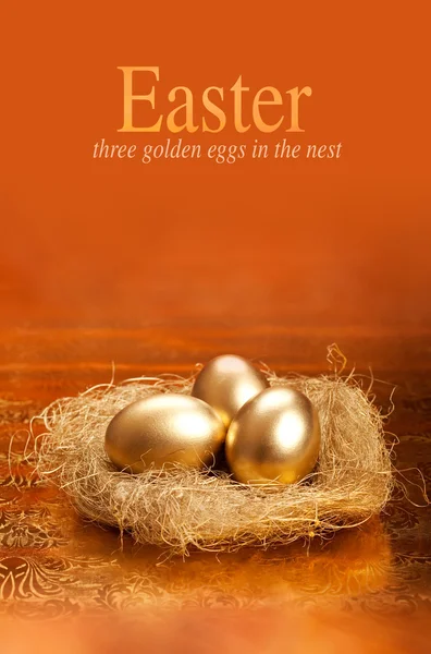 Tre gyllene ägg i boet — Stockfoto