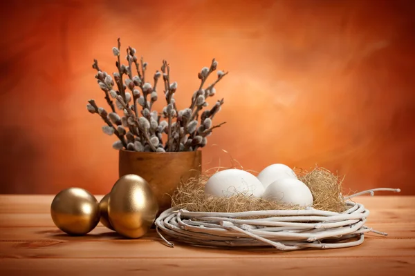 Білі і золоті великодні яйця — стокове фото