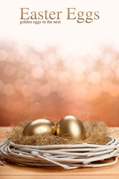 Wielkanocne jaja - złote jaja w gnieździe — Zdjęcie stockowe
