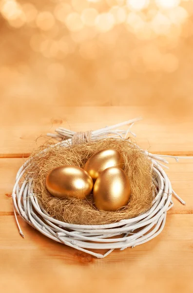 Zlatá vejce v hnízdě bílé — Stock fotografie