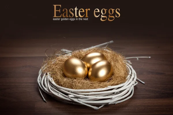 Uova di Pasqua - uova d'oro in nido bianco — Foto Stock
