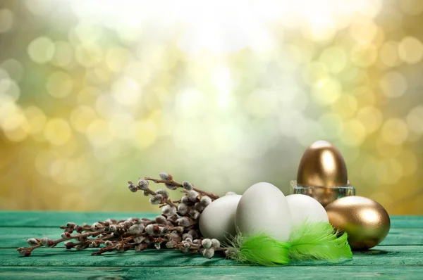 Huevos blancos y dorados —  Fotos de Stock