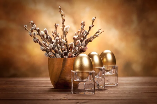 Drie gouden eieren en bloesem boom — Stockfoto
