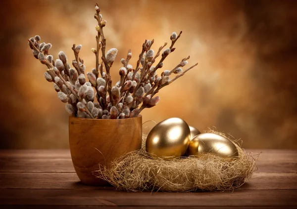 Påsk - gyllene ägg i boet — Stockfoto