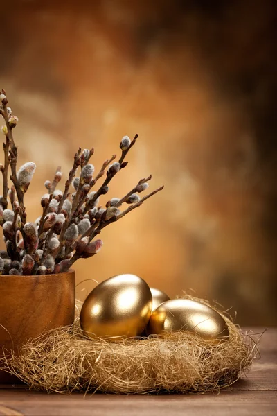 Velikonoce - zlatá vejce v hnízdě — Stock fotografie