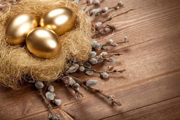Ovos dourados de Páscoa no ninho — Fotografia de Stock