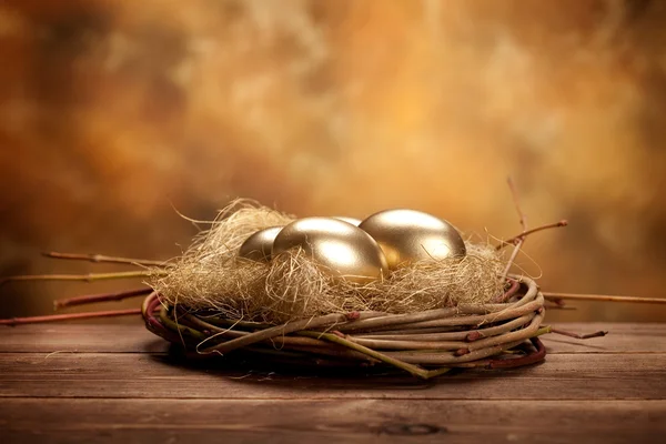 Золотые пасхальные яйца — стоковое фото