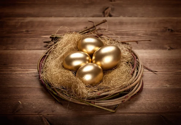 Gouden eieren in het nest — Stockfoto