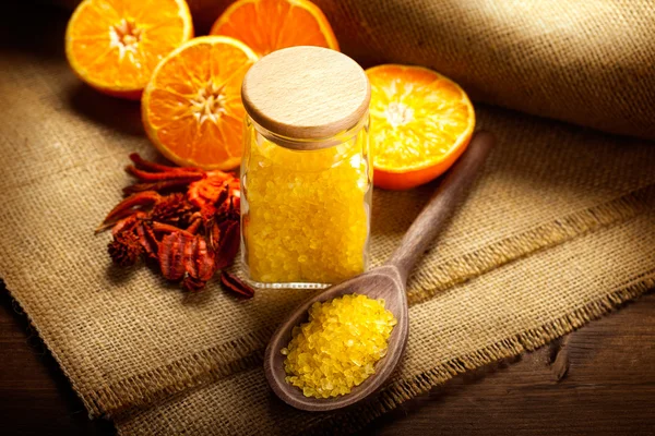 Oranje aromatherapie - badzout en vruchten — Stockfoto