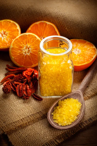 Oranžové ovoce a koupelová sůl — Stock fotografie