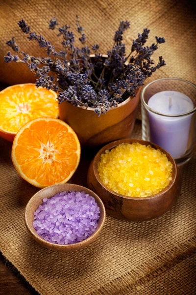 Aromatherapie - oranje en lavendel mineralen — Stockfoto