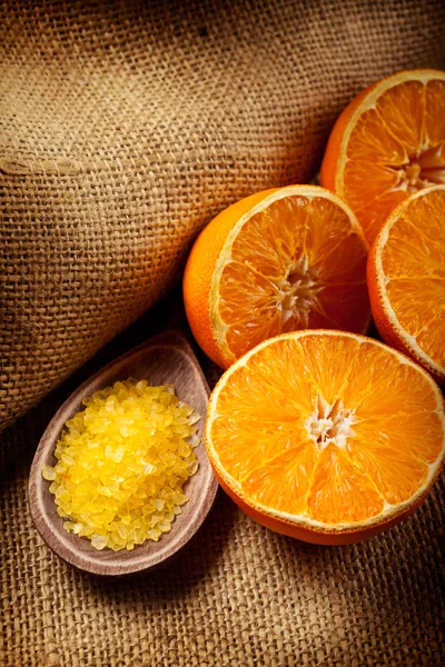 Badesalz und Früchte - Orangenaromatherapie — Stockfoto