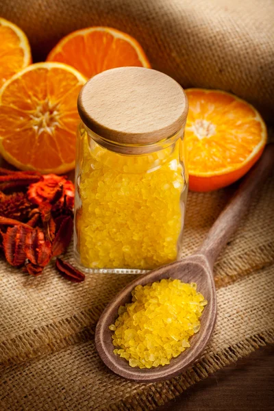 Aromaterapia de laranja - sal de banho e frutos — Fotografia de Stock