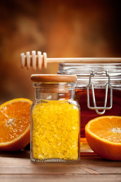 Frasco de mel e sal de banho de laranja — Fotografia de Stock